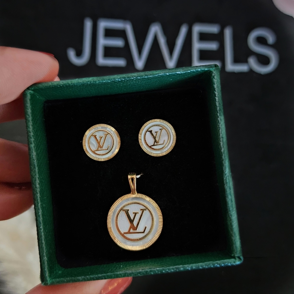 SALE TODAY‼️ 18K Real Saudi Gold Earrings and Pendant with Mother of Pearl